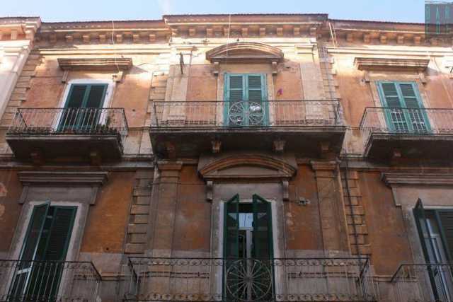 Bari, bellezza e abbandono: viaggio tra i palazzi di inizio secolo del rione Libert�